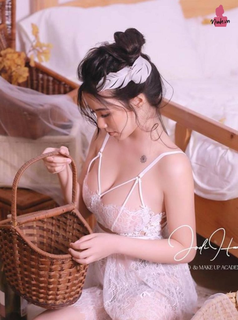 Linh Miu NUDE Gợi cảm và Táo bạo trong Bộ sưu tập Ảnh Nude Nghệ thuật