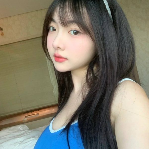 Chuyến đi lãng mạn nguyên bản với váy treo màu xanh: trang phục hoàn hảo cho nữ thần thời trang bên bờ biển
