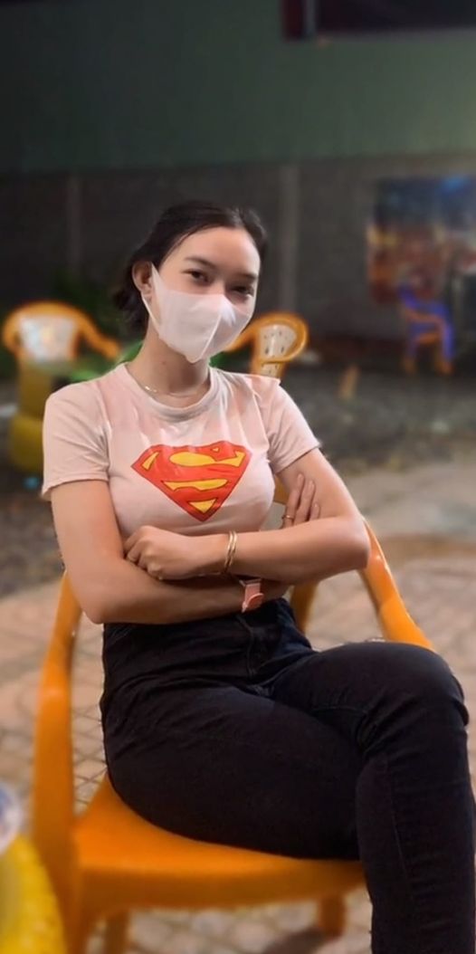 Ánh Sáng và Nét Quyến Rũ: Bí Ẩn Đằng Sau Nụ Cười Nữ Sinh