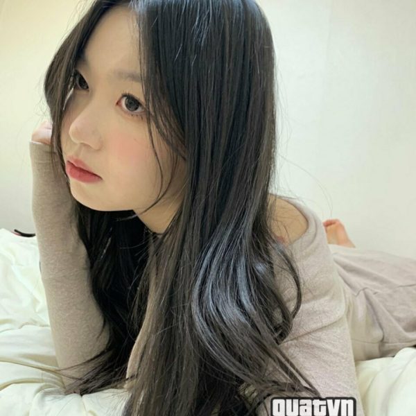 Yumi_03: Hòa Quyện Vẻ Đẹp Nữ Tính và Phóng Khoáng Trong Ánh Sáng Nghệ Thuật