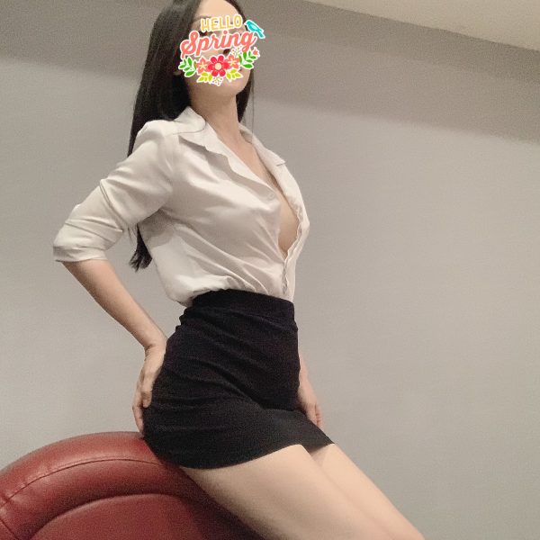 Khanh My：办公室着装的温柔之美(1)