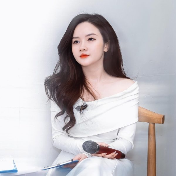 Discover the Exquisite Beauty and Charm of Thu Hong
