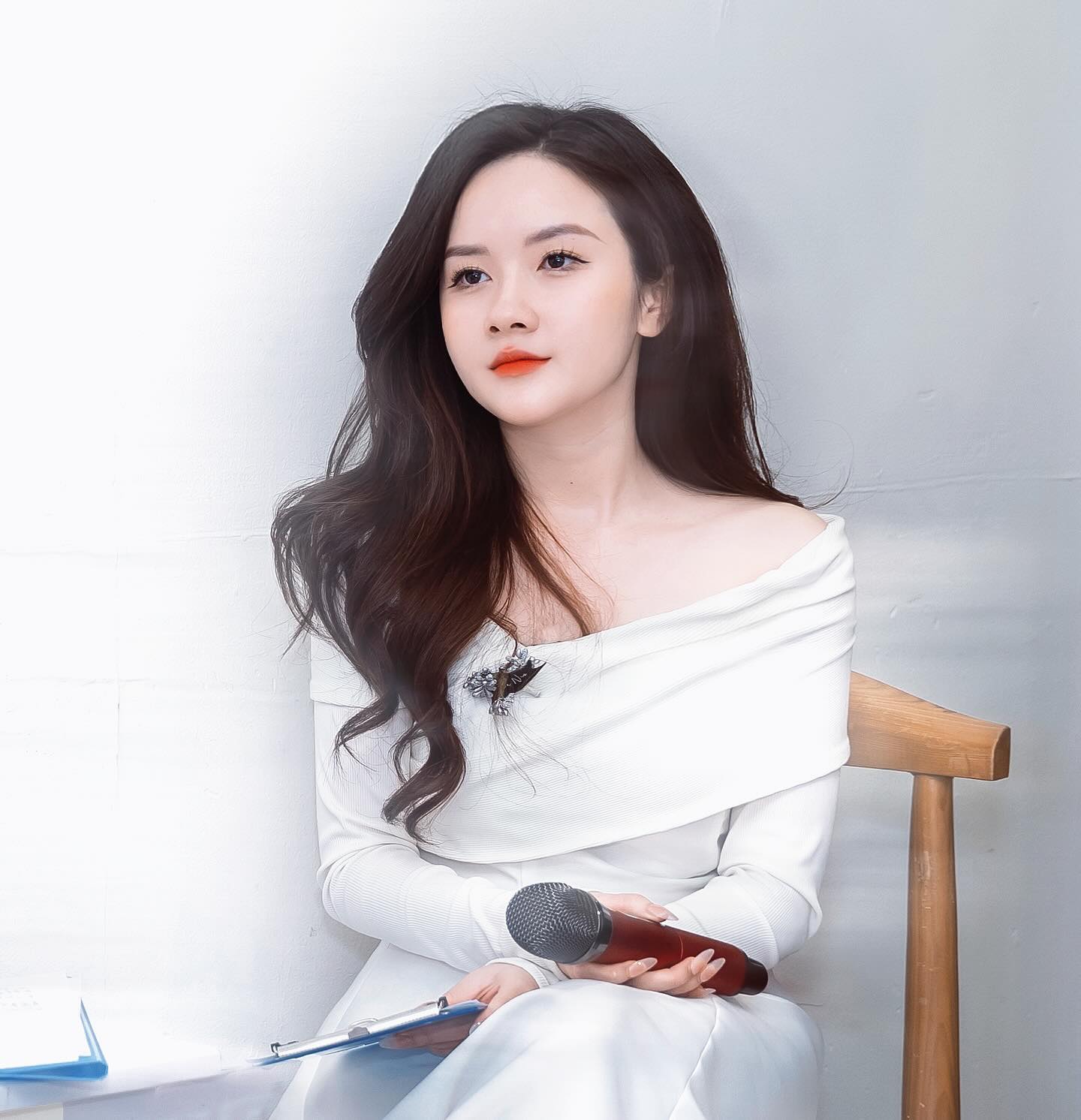 Discover the Exquisite Beauty and Charm of Thu Hong