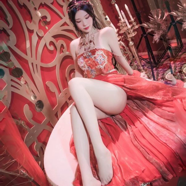 诱人的裸红礼服舞者