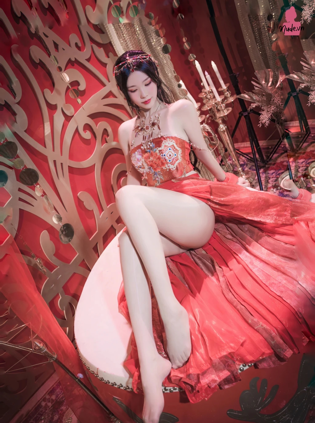 Vũ nữ váy đỏ khỏa thân quyến rũ