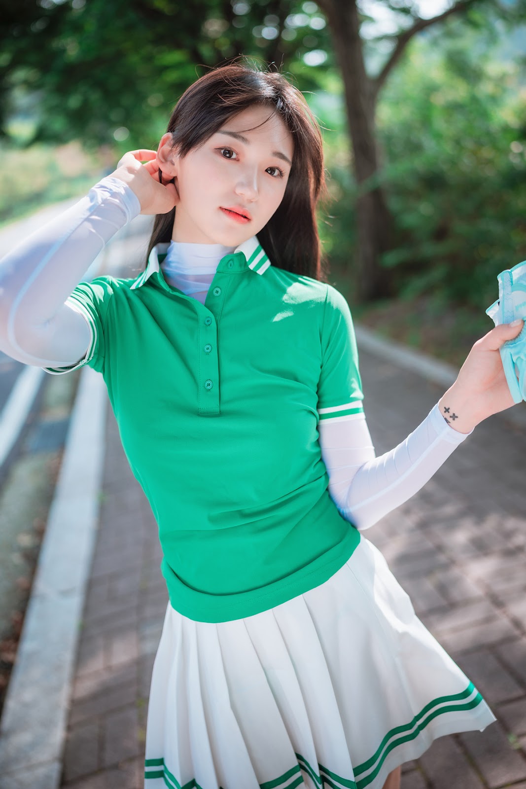 Sắc Đẹp Nổi Bật Của Hendoong Trong Bộ Ảnh Sexy DJawa On Green