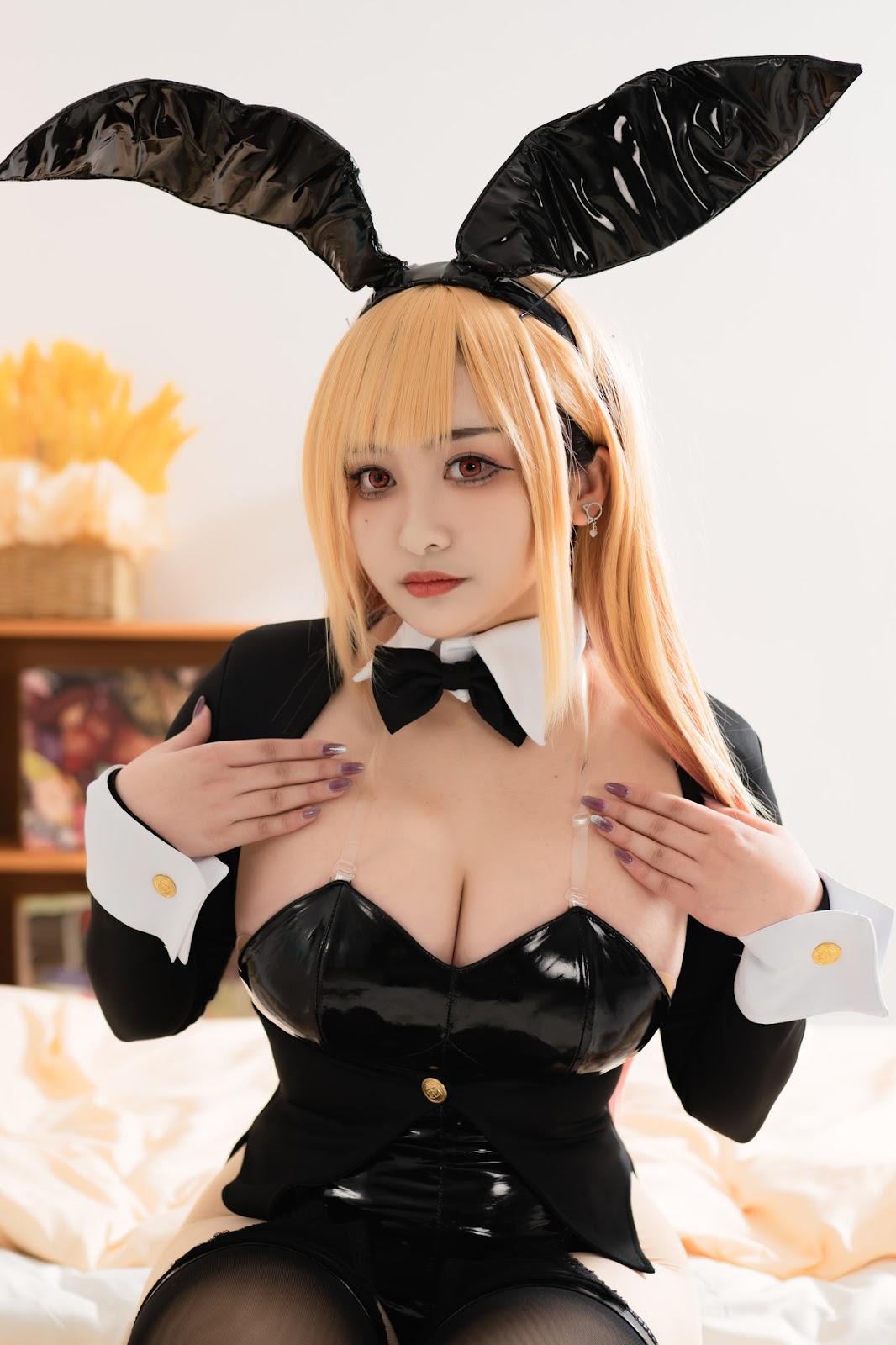 洛璃Lolisama – Vẻ Đẹp Táo Bạo Trong Bộ Cosplay 喜多川海梦兔女郎
