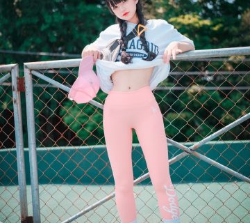 Jeong Jenny – Sự Kết Hợp Hoàn Hảo Giữa Phong Cách "Loose And Tight Pink"